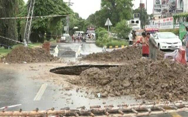 لاہور: سڑک پر پڑے شگاف میں کار گرنے سے 3 افراد زخمی
