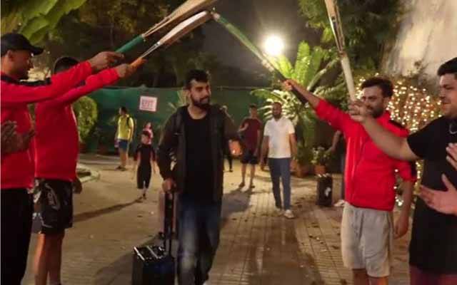 ’قدرت کا ںظام ہے‘ اسلام آباد کے کھلاڑیوں نے کیا شاداب کا منفرد استقبال