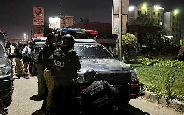 کراچی کے علاقے شارع فیصل پر واقع کراچی پولیس آفس (کے پی او) پر دہشتگروں کے حملے میں 2 پولیس اہلکاروں اور رینجرز اہلکار سمیت 4 افراد شہید ہوگئے جبکہ پولیس اور قانون نافذ کرنے والے اداروں کی جوابی کارروائی میں 3 دہشتگرد مارے گئے اور عمارت کو تقریباً 3 گھنٹے بعد کلیئر کرالیا گیا