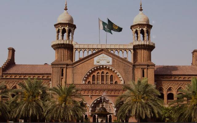 لاہور ہائیکورٹ نے تحریکِ انصاف کے مزید 70 ارکان اسمبلی کے استعفے منظور کرنے کے اقدام پر پنجاب کے ایم این ایز کو ڈی نوٹیفائی کرنے سے متعلق الیکشن کے نوٹفکیشن کو معطل کر دیا۔ عدالت نے آئندہ سماعت پر الیکشن کمیشن سمیت فریقین سے جواب طلب کرلیا