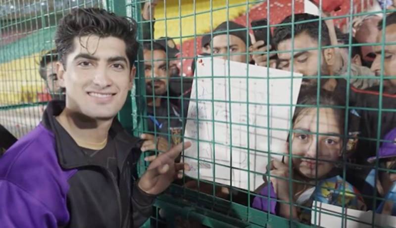نسیم شاہ کی ننھی مداح، ملاقات کے بعد خوشی سے رو پڑی
