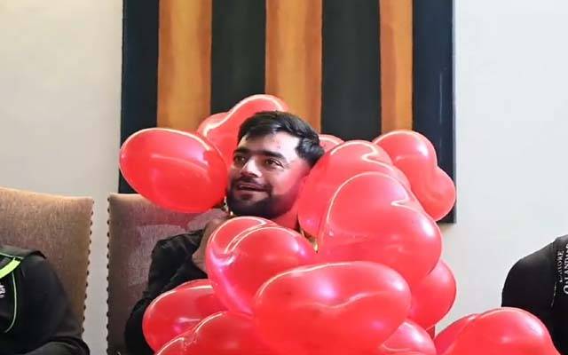 راشد خان کے کراچی پہنچنے پر ’’قلندرز‘‘ کا منفرد انداز میں استقبال ، ویڈیو وائر ل ہو گئی 