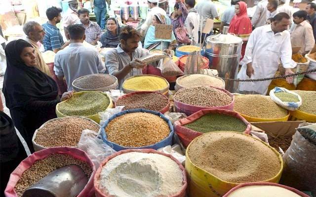 حیدرآباد میں جہاں مختلف اشیاء خورونوش کی قیمتیں بڑھی وہیں دال اور چاول بھی غریب کی پہنچ سے دور ہوگئے ہیں۔