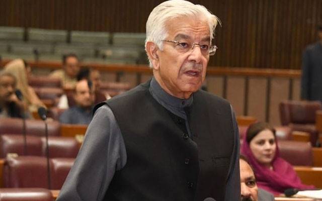 خواجہ آصف نے کہا ہے کہ جب ججز ہماری حدود میں داخل ہونگے تو ہم بھی سوال اٹھائیں گے، ثاقب نثار اور کھوسہ پر تنقید ہوتی ہے تو ناصر المک پر کیوں نہیں ہوتی؟۔