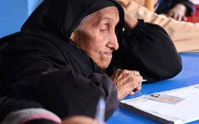 مصری خاتون نے 87 سال کی عمر میں سکول پڑھنا شروع کردیا 