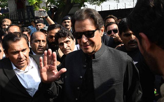 اسلام آباد کی مقامی عدالت نے عمران خان کا توشہ خانہ کیس جوڈیشل کمپلیکس منتقل کرنے کی درخواست مسترد کر دی۔ عدالت نے کہا کہ ہمارے پاس اختیار نہیں کہ ہم ایک کورٹ سے دوسری تک بھی بیٹھ سکیں