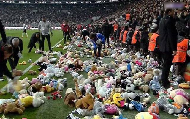 ترکیہ: زلزلہ متاثرین بچوں کیلئے فٹبال گراؤنڈ میں کھلونوں کی بارش