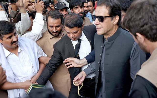 سابق وزیراعظم عمران خان سمیت پی ٹی آئی کے 21 نامزد رہنماؤں کے خلاف جوڈیشل کمپلیکس اور ہائی کورٹ آمد پر ہنگامہ آرائی کرنے کے الزام میں پولیس نے تھانہ رمنا میں دو مختلف مقدمات درج کرلئے