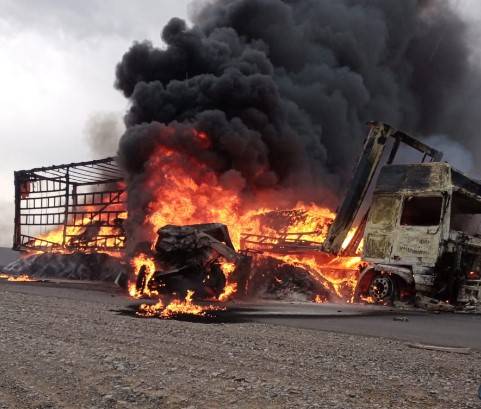 نوکنڈی: تیل سے لدی گاڑی اور ٹرالر میں تصادم ، 2 افراد زندہ جل گئے