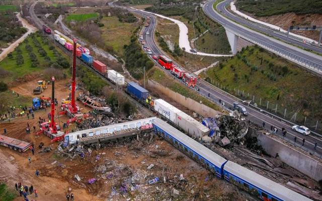 یونان میں مال بردار اور مسافر ٹرین کی ٹکر کے حادثے میں اموات کی تعداد 57 ہوگئی۔