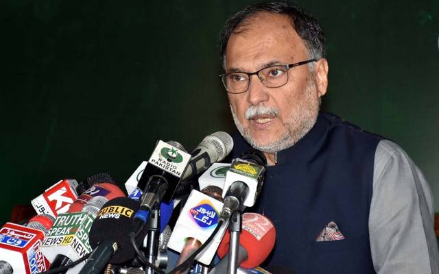 وفاقی وزیر احسن اقبال نے نواز شریف کی نااہلی کے فیصلے پر فل کورٹ میں نظر ثانی کا مطالبہ کر دیا