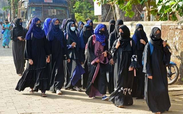 تعلیمی اداروں میں خواتین اساتذہ اور طالبات پر حجاب کی پابندی لازم قرار 