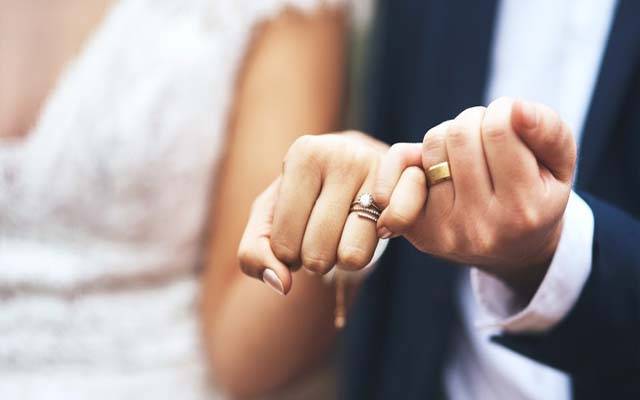 بڑی عمر کی خاتون سے شادی ، ماہرین نے خبردار کر دیا 