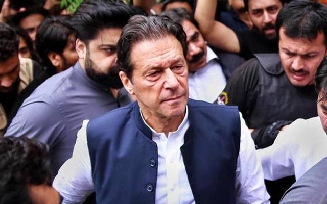 پولیس نے سابق وزیراعظم و چیئرمین پی ٹی آئی عمران خان کو گرفتار کرنے کا فیصلہ کرلیا۔ پولیس حکام کے مطابق عمران خان اگر گھر سے باہر نکلے تو فوری گرفتار کیا جائے گا، کسی کو قانون ہاتھ میں لینے کی اجازت نہیں دی جائے گی