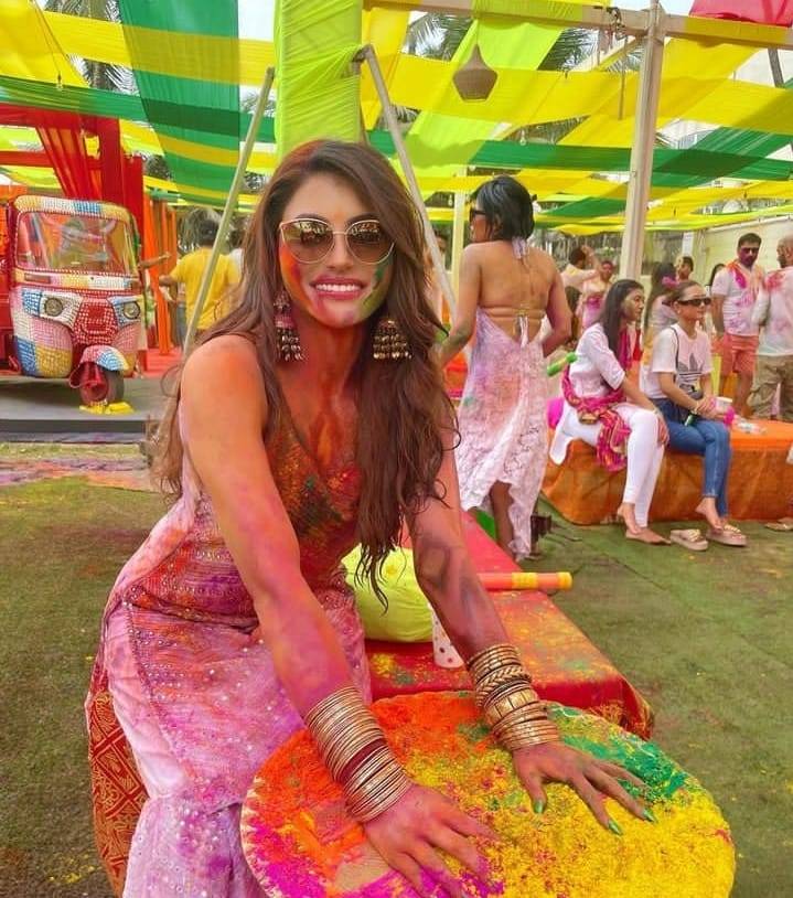 بھارتی شوبز انڈسٹری کی مشہور و معروف اداکارہ اور ماڈل اروشی روتیلا کی ڈھول پر بیٹھ کر ڈانس کی ویڈیو سوشل میڈیا پر وائرل ہوگئی ہے۔