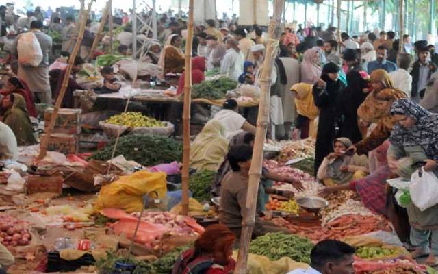 رمضان المبارک کی آمد سے قبل ہی منافع خور میدان میں آگئے ہیں، بازاروں میں سبزیوں ، پھلوں اور اشیائے ضروریہ کی قیمتیں آسمان سے باتیں کرنے لگی ہیں۔