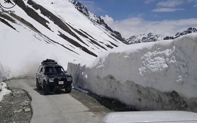 برف سے ڈھکے برزل پاس کو آمدورفت کیلئے کھول دیا گیا ہے۔ برزل پاس اکتوبر سے اپریل تک برفباری کے باعث بند رہتا ہے۔ 