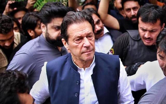 پاکستان تحریک انصاف (پی ٹی آئی) کے چیئرمین عمران خان نے توشہ خانہ کیس میں الیکشن کمیشن کی شکایت خارج اور آج حاضری سے استثنیٰ کی درخواست دائر کر دی