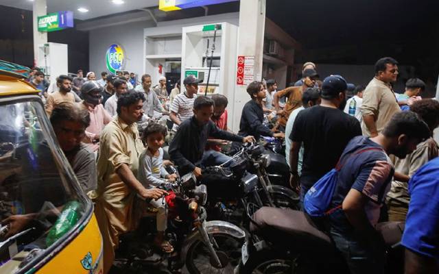 وزیراعظم شہباز شریف نے کہا کہ موٹر سائیکل اور رکشے والوں کو رعایتی پیٹرول دیں گے