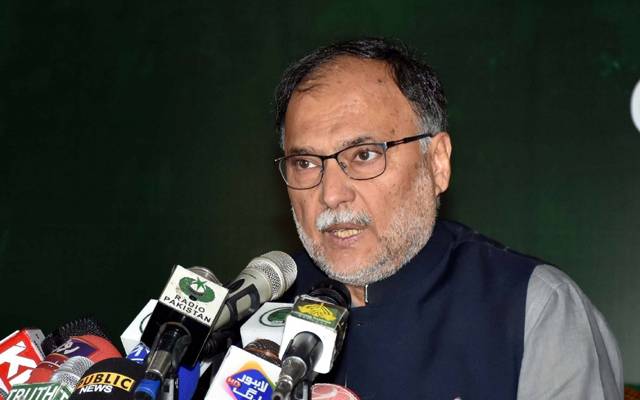 احسن اقبال نے کہا ہے کہ 2018 میں ملک میں تبدیلی نہ آتی تو آج ہم بہت آگے ہوتے، ہمیشہ کہتا رہا کہ ہمارے ملک نے دو اہم ترقی کے مواقع گنوا دیئے، بھارت ہماری پالیسیوں کو لے کر ہم سے آگے بڑھ گیا