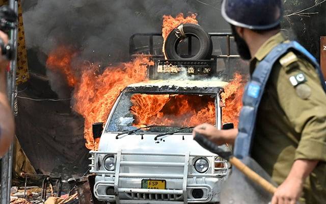 زمان پارک کے باہر پاکستان تحریک انصاف کے کارکنان نے کتنی گاڑیاں جلائیں ؟ خوفناک اعدادوشمار سامنے آگئے