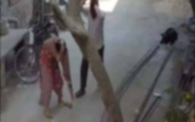 نوکری کیلئے گھر سے کیوں نکلی، سسر کا بہو پر اینٹ سے تشدد