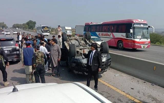 چیئرمین پی ٹی آئی عمران خان کے قافلے میں شامل تین گاڑیوں کو حادثے میں ایک گاڑی الٹ گئی۔ واقعے میں 3 افراد زخمی ہوگئے
