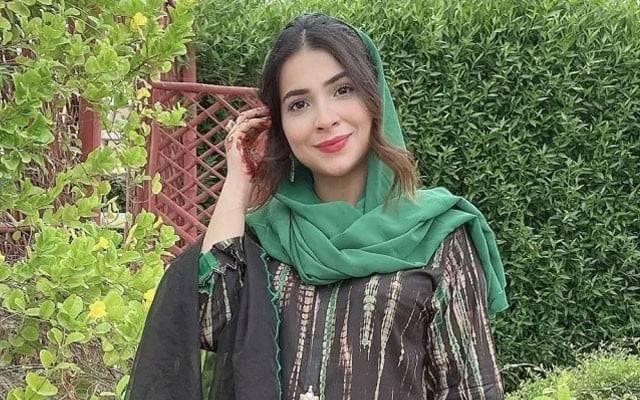 پاکستان کے معروف اداکار فیروز خان کی سابقہ اہلیہ کے دوسری شادی سے متعلق بیان پر اداکار کی بہن دُعا ملک نے علیزے فاطمہ کو آڑے ہاتھوں لے لیا۔