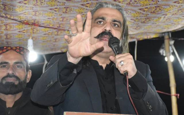 پی ٹی آئی رہنما خود کو قانون سے بالاتر سمجھنے لگے۔ سابق وفاقی وزیر علی امین گنڈا پور نے مبینہ طور پر پولیس چیک پوسٹ پر حملہ کر دیا