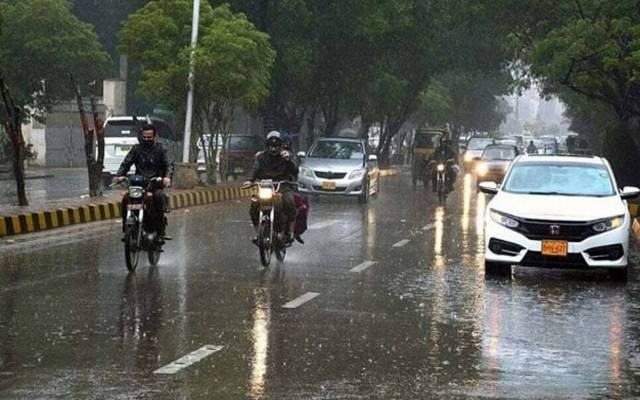 شہر لاہورمیں ٹھنڈی ہوائیں چلنے سے موسم خوشگوار، ملے جلے موسم کی رت لاہور شہر میں چھا گئی ہے۔