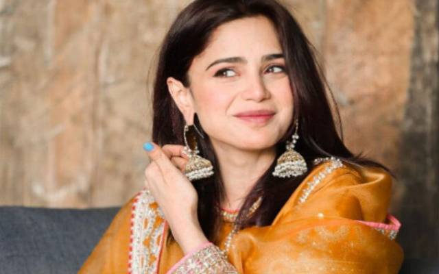 پاکستانی گلوکارہ آئمہ بیگ نے پہلے پیار سے متعلق اپنے بیان کی بیہودہ سرخی لگانے پر فیشن میگزین کو کھری کھری سنا دی۔