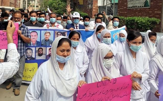  لاہور جنرل ہسپتال میں کورونا  سے بچاؤ کیلئے فیس ماسک تقسیم 