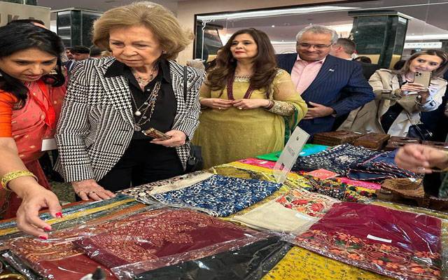 سپین کی ملکہ صوفیہ کا سولیڈیرٹی ڈپلومیٹک بازار میں پاکستان کے سٹال کا دورہ 