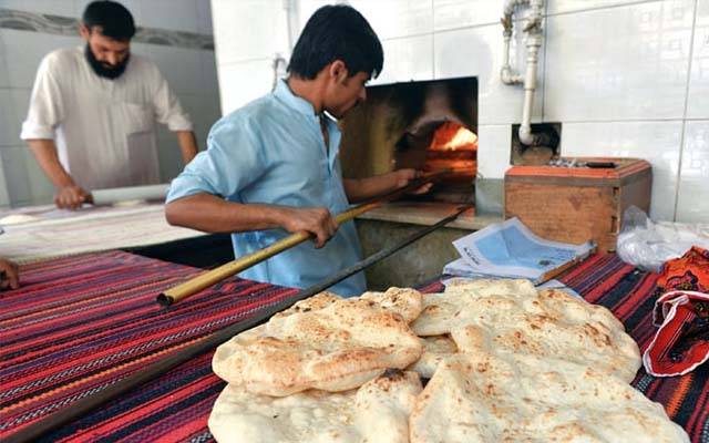 لاہور میں نان بائی ایسوسی ایشن نے روٹی کی قیمت 15 روپے سے بڑھا کر 25 روپے کرنے کا اعلان کردیا ہے۔