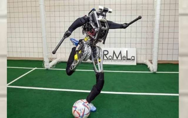 روبوٹ اب گھر اور دفتر میں ہی نہیں کھیل کے میدان میں بھی نظر آئے گا امریکی ماہرین نے روبوٹ فٹبالر تیار کر لیا ہے۔