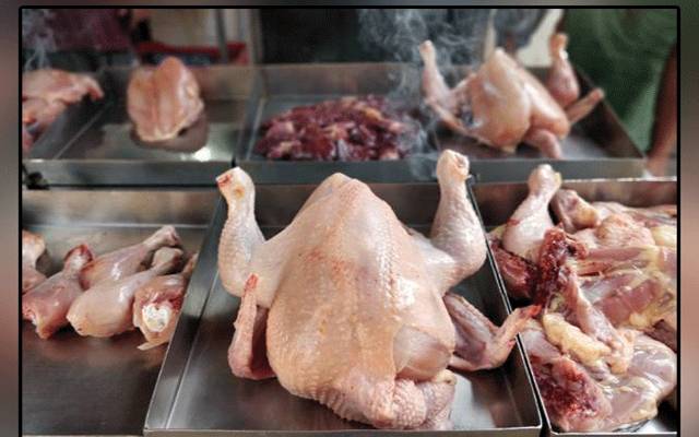 برائلر مرغی کے گوشت کی قیمتوں میں اتار چڑھاؤ جاری ہے۔ لاہورشہر میں برائلر مرغی کے گوشت کی قیمت میں مزید 12روپے کمی ریکارڈ کی گئی ہے۔ 