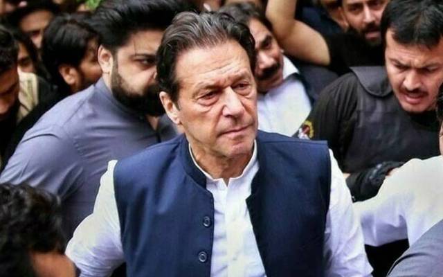 لاہور ہائیکورٹ نے پولیس اور ایف آئی اے کو عمران خان کے خلاف کارروائی سے روکنے کا حکم واپس لے لیا۔ جسٹس طارق سلیم شیخ نے ریمارکس دیئے کہ ایف آئی اے اور پولیس نے مقدمات کی تفصیلات پیش کر دی ہے، اب حکم امتناعی کو برقرار نہیں رکھ سکتے