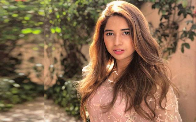 اداکارہ سبینہ فاروق کا کہنا ہے کہ لوگ ڈرامے کے کردار کو برا کہنے کے بجائے ذاتیات پر اتر آئے ہیں، مجھے اور میرے والدین کو بد دعائیں دے رہے ہیں۔