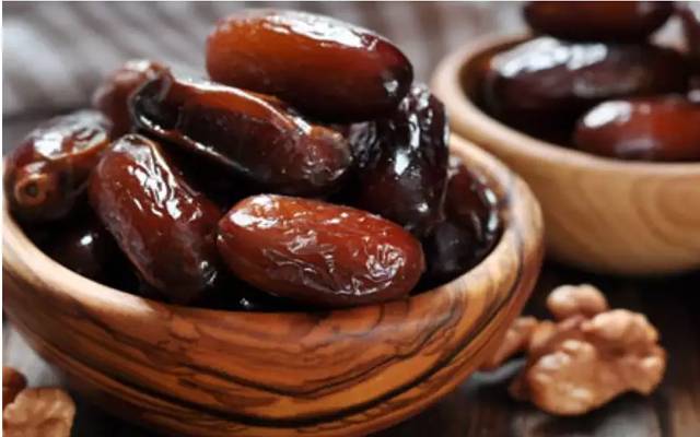 کھجور وہ پھل ہے جس کا استعمال بہت زیادہ کیا جاتا ہے، خاص طور پر رمضان کے مہینے میں تو روزانہ ہی اسے کھایا جاتا ہے۔