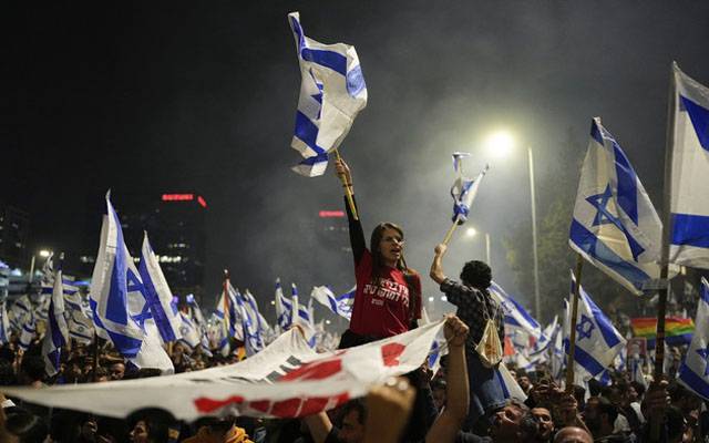وزیر دفاع کی برطرفی: احتجاجی مظاہرین کا اسرائیلی وزیر اعظم کے گھر کی جانب مارچ