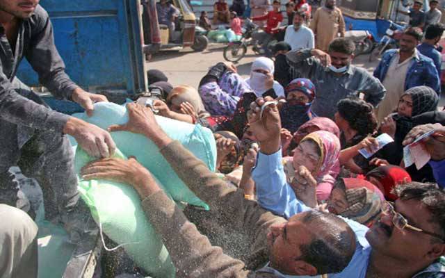 ساہیوال: مفت آٹا تقسیم سنٹر پر بھگدڑ مچنے سے خاتون جاں بحق، 19 زخمی