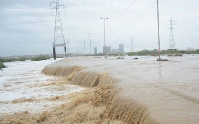 شدید بارشوں کی وجہ سے بولان ندی میں طغیانی کے باعث سیلابی ریلے سے عارضی پل بہہ گیا