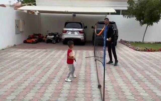 قومی ٹیم کے سابق کپتان شعیب ملک کی اپنے بیٹے اذہان کے ساتھ ٹینس کھیلنے کی ویڈیو سوشل میڈیا پر وائرل ہوگئی ہے۔
