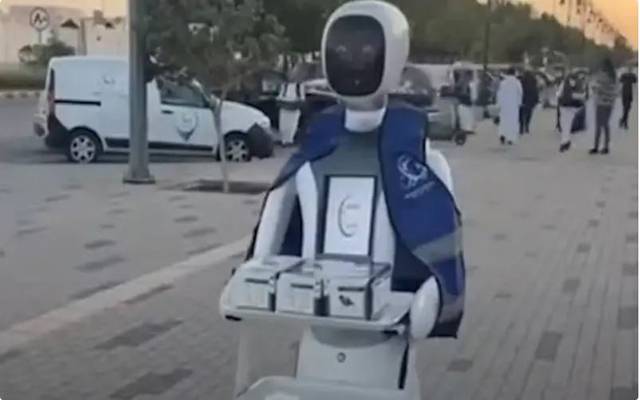 ریاض: روبوٹک رضاکار افطاری پیش کرنے لگا