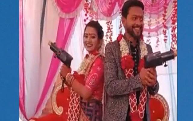 شادی کی تقریب میں دولہا دلہن کے ساتھ پیش آنے والا واقعہ سوشل میڈیا پر وائرل ہو رہا ہے جس بندوق کے ساتھ فوٹو شوٹ کرواتے دلہن موت کے منہ میں جاتے ہوئے بچی۔