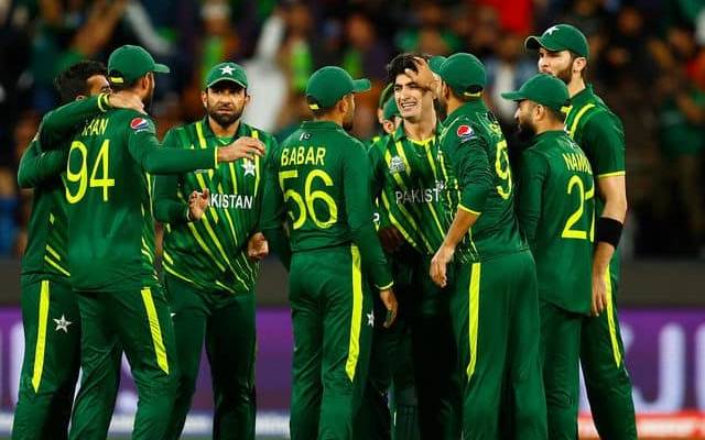 نیوزی لینڈ کے خلاف ہوم سیریز کے لیے وائٹ بال اسکواڈز کا اعلان کردیا گیا ہے۔ بابراعظم ون ڈے اور ٹی ٹوینٹی میں قومی ٹیم کی قیادت کریں گے جبکہ شاداب خان نائب کپتان ہوں گے