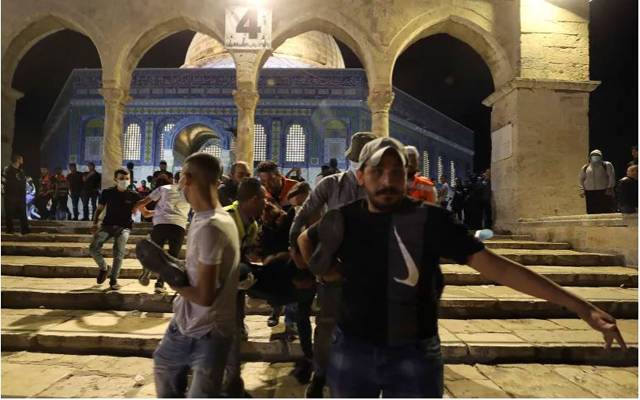 اسرائیلی قابض فورسز نے مسجد اقصیٰ پر دھاوا بول دیا، متعدد نمازی زخمی