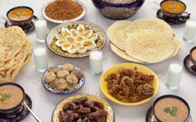 ایسی غذائیں جن سے سحری کرنے سے انسان توانا رہ سکتا ہے۔ ماہرین غذائیت کے مطابق رمضان المبارک میں روزے کے دوران خود کو چاق و چوبند اور توانا رکھنے کیلئے سحری میں ’’سپر فوڈز‘‘ کھائے جائیں تو شام تک جسم میں توانائی برقرار رہتی ہے۔ 