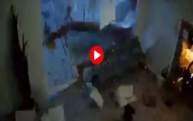 یورپی ملک اسپین سے ایک ویڈیو سوشل میڈیا پر وائرل ہورہی ہے جس میں دیکھا جاسکتا ہے کہ ایک شخص لانڈری مارٹ سے نکلتا ہے تو زور دار دھماکا ہوجاتا ہے۔ 