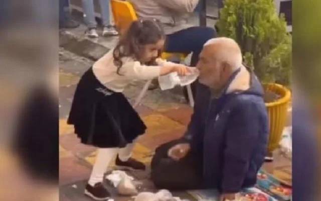 فٹ پاتھ پر بیٹھے لاغر، بوڑھے کو پانی پلانے والی اس بچی کی ویڈیو خوب وائرل ہو گئی ہے جسے انٹرنیٹ صارفین کی جانب سے بے حد پسند کیا جا رہا ہے۔